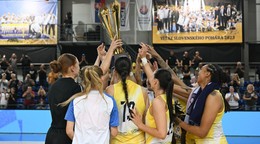 Basketbalistky Ružomberka oslavujú zisk titulu.