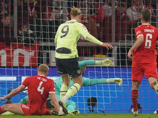 Erling Haaland prudkou strelou prekonáva Yanna Sommera.