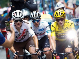 Zľava Felix Gall, Tadej Pogačar a Jonas Vingegaard na Tour de France 2023.