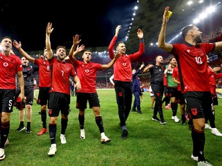 Futbalisti Albánska sa tešia po víťazstve nad Poľskom.