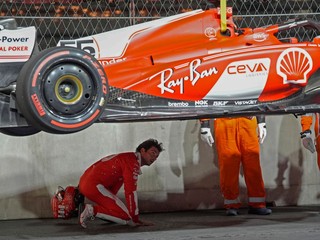 Carlos Sainz na Ferrari si prezerá podvozok svojho monopostu.