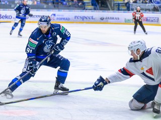 Andrew Calof v drese HK Poprad (vľavo).