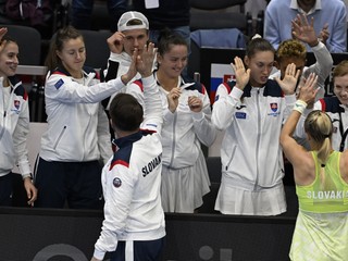 Na snímke slovenská tenistka Rebecca Šramková sa teší s tímom.