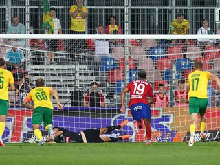 Brankár Ľubomír Belko inkasuje gól z penalty.