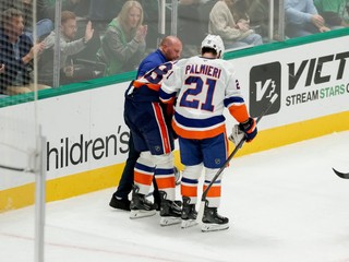 Zranený Alexander Romanov (v strede)