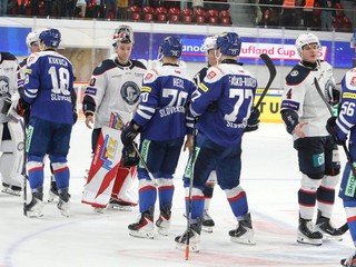 Slovenskí hokejisti oslavujú po výhre nad Nórskom