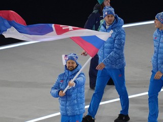 Tomáš Tatar s vlajkou Slovenska počas otváracieho ceremoniálu.