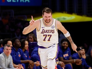 Hráč Los Angeles Lakers Luka Dončič reaguje po tom, ako skóroval proti New Yorku Knicks.
