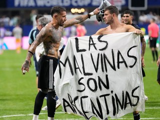 Giovani Lo Celso drží transparent o Falklandských ostrovoch s nápisom „Malvíny patria Argentíne“.