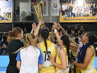 Basketbalistky Ružomberka oslavujú zisk titulu.