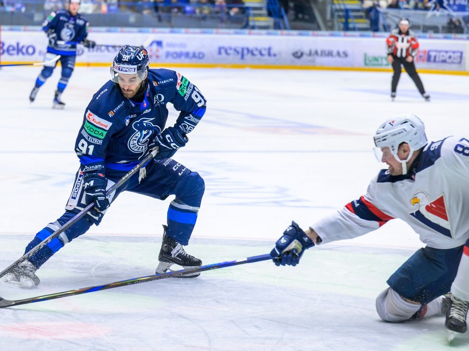 Andrew Calof v drese HK Poprad (vľavo).