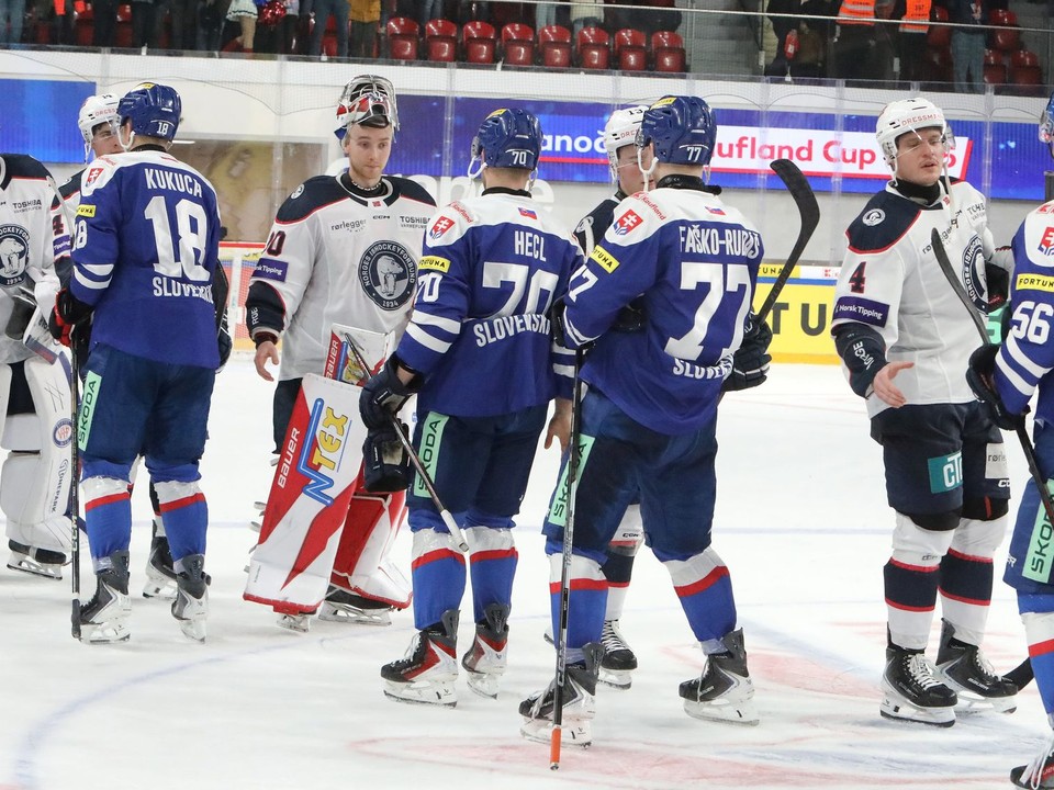 Slovenskí hokejisti oslavujú po výhre nad Nórskom
