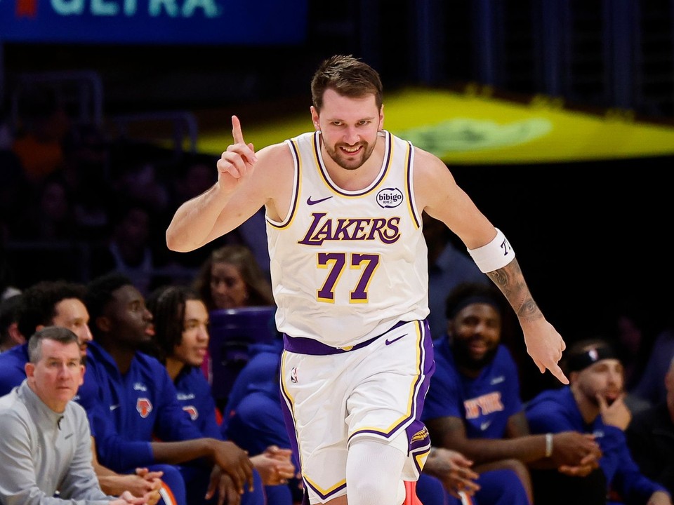 Hráč Los Angeles Lakers Luka Dončič reaguje po tom, ako skóroval proti New Yorku Knicks.