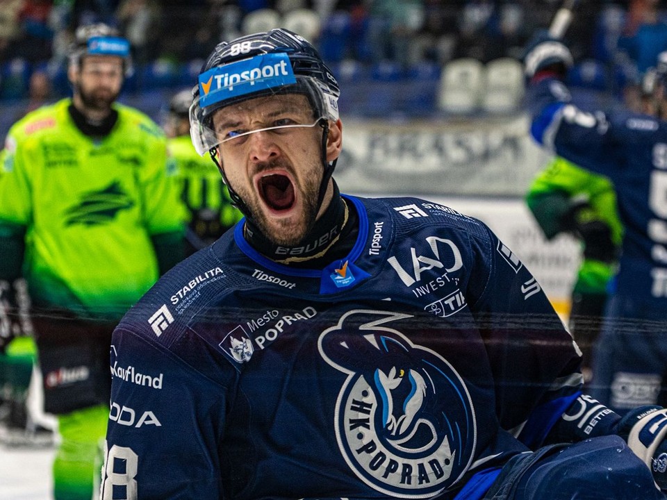 Peter Bjalončík oslavuje gól za Poprad vo štvrťfinále play off proti Žiline.