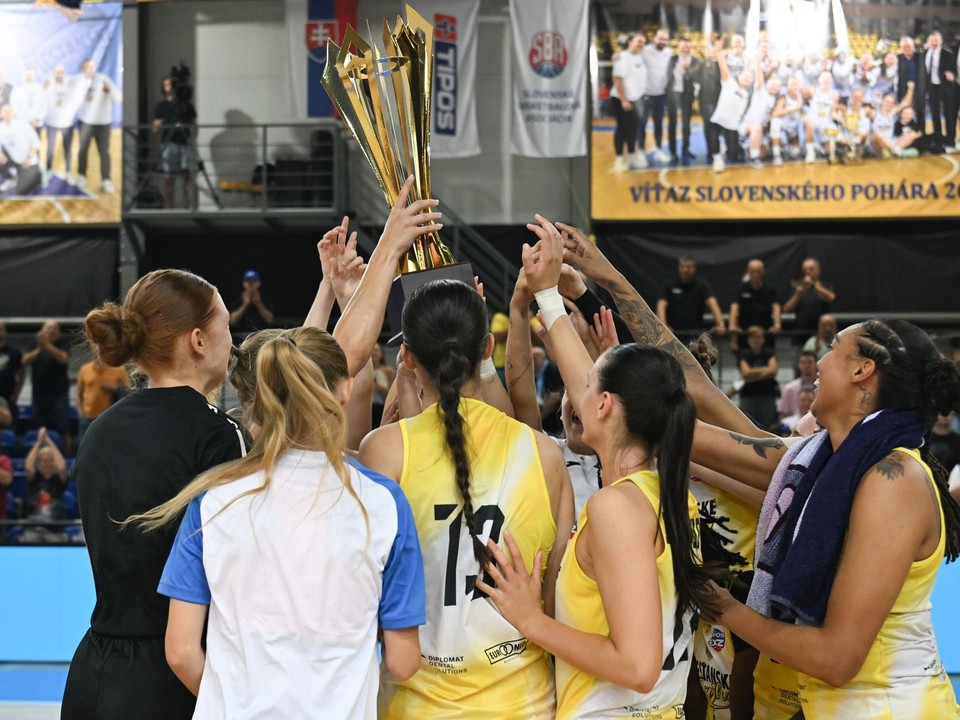Basketbalistky Ružomberka oslavujú zisk titulu.