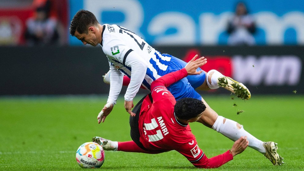 Nadiem Amiri (vpravo) a Marc Oliver Kempf v zápase Bayer Leverkusen - Hertha Berlín.