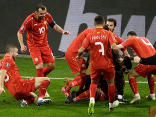 Radosť futbalistov Severného Macedónska.