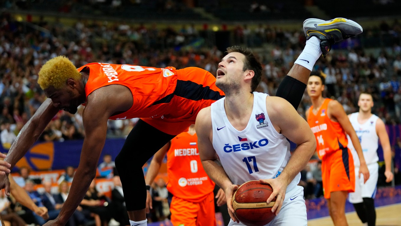 Český basketbalista Jaromír Bohačík v zápase proti Holandsku.