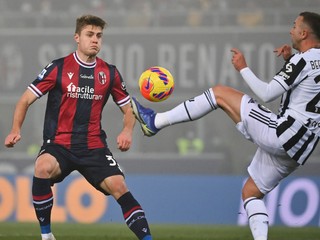 Federico Bernardeschi (vpravo) v súboji s Mattiasom Svanbergom.