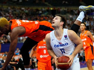 Český basketbalista Jaromír Bohačík v zápase proti Holandsku.