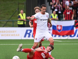 Hráč Spartaka Trnava Samuel Štefánik a hráč Newtownu Ryan Sears.