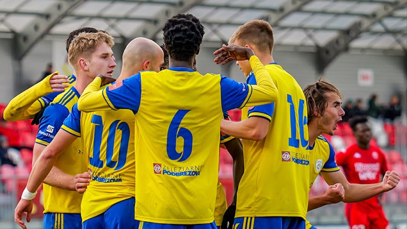 Radosť hráčov FK Pohronie po strelení gólu proti Liptovskému Mikulášu.