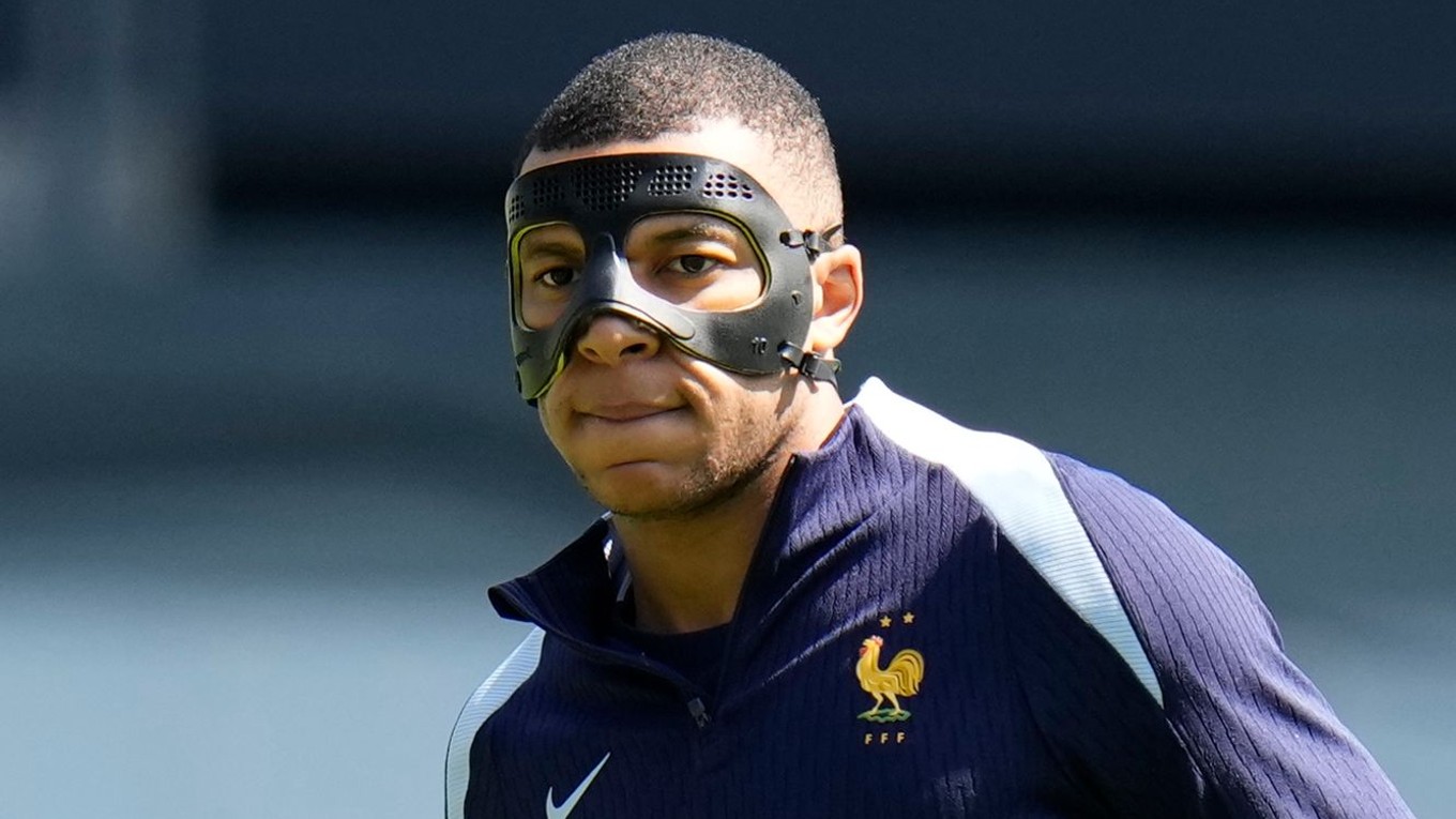 Kylian Mbappé na tréningu s ochrannou maskou