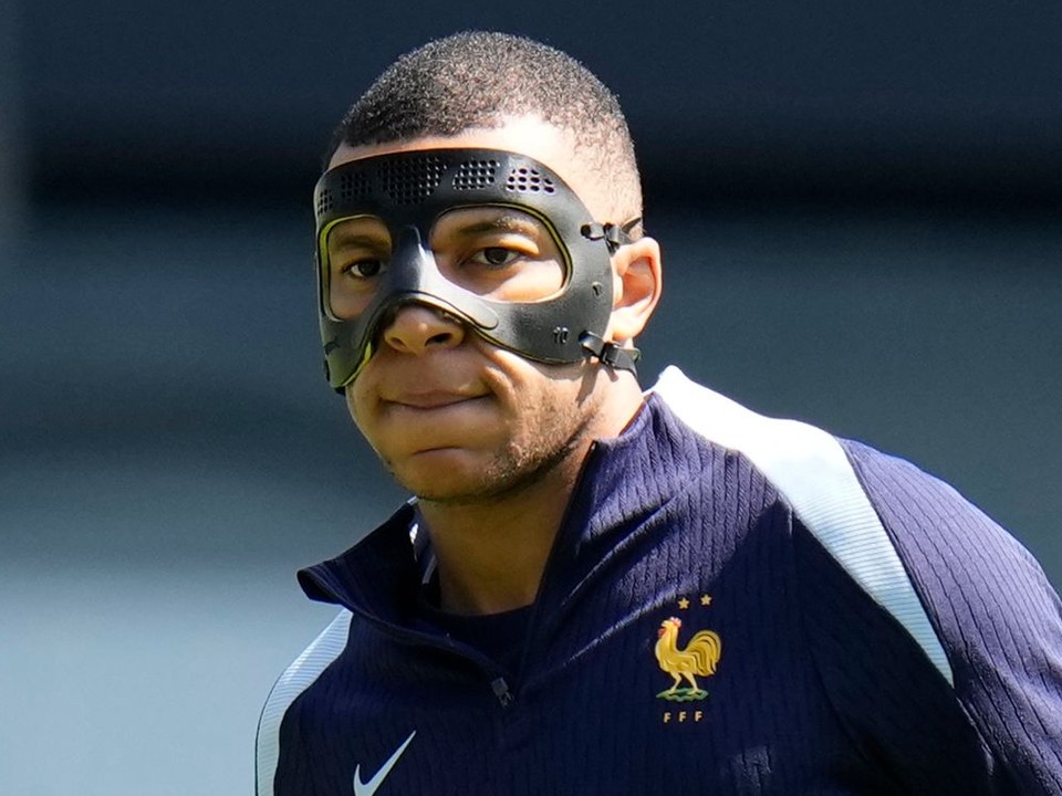 Kylian Mbappé na tréningu s ochrannou maskou