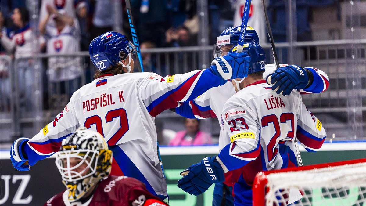 Slovenskí hokejisti v príprave proti Lotyšsku.