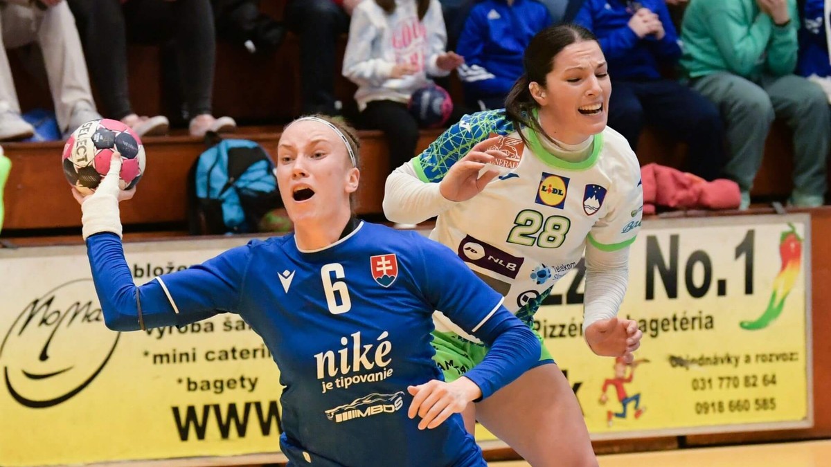 Martina Popovcová (vľavo) v prípravnom zápase Slovensko - Slovinsko.