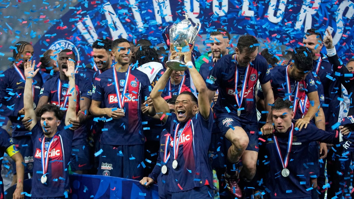 Kylian Mbappé získal pri rozlúčke s PSG trofej pre víťaza Francúzskeho pohára. 