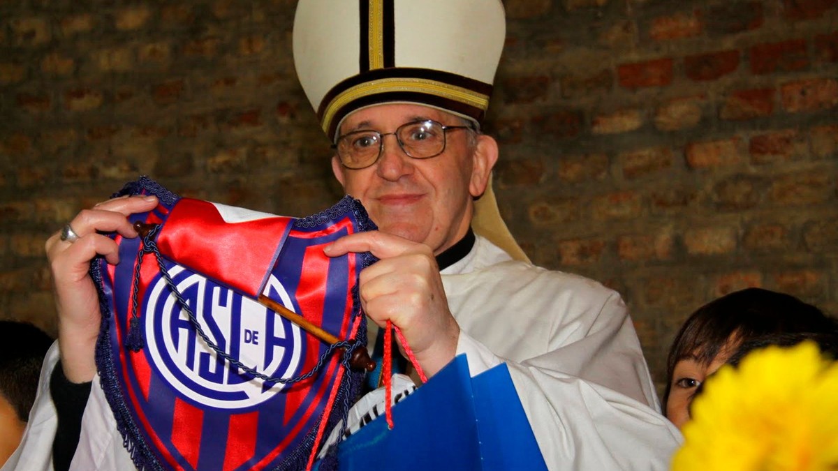 Pápež František s logom svojho obľúbeného klubu San Lorenzo