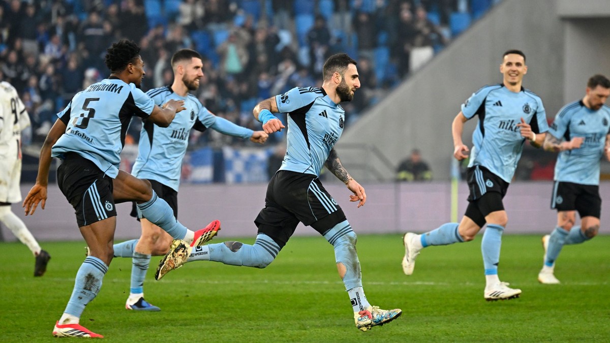 Na snímke uprostred Tigran Barseghjan (Slovan) sa raduje po strelení gólu.