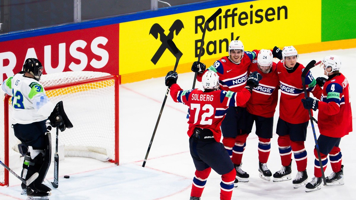 Hokejisti Nórska sa tešia z gólu na MS v hokeji 2026 proti Slovinsku.