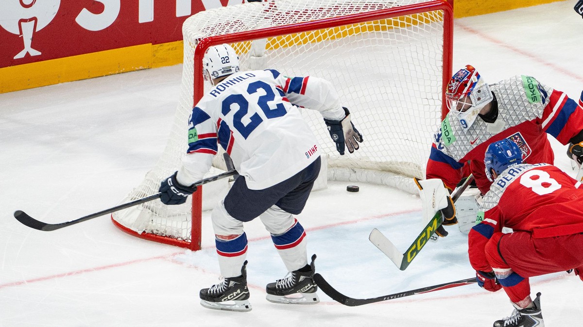 Nór Martin Ronnild strieľa gól Česku na MS v hokeji 2026.