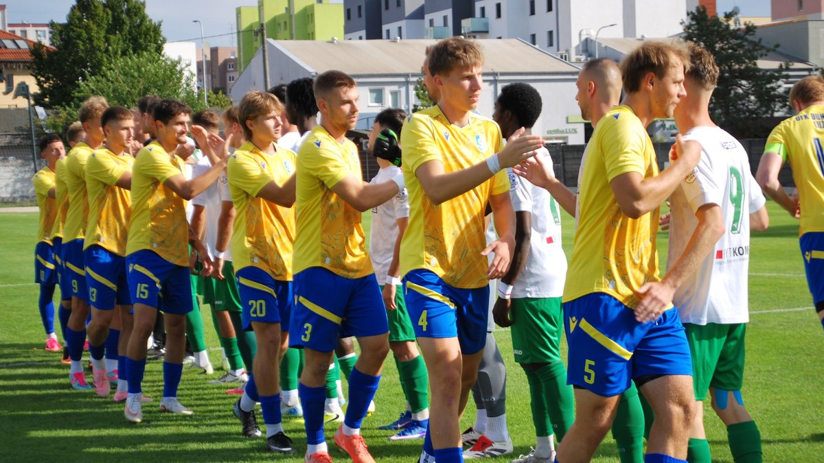 Žlto-modrá Dunajská Lužná doviezla z Nových Zámkov bod za deľbu 1:1.
