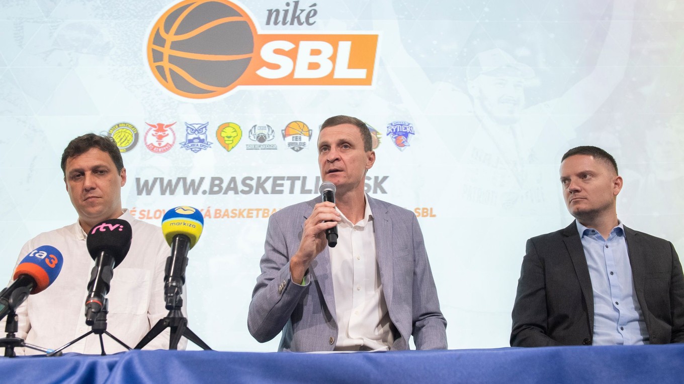 Zľava Michal Ondruš, Peter Mičuda a Marek Imre prezentujú novinky pred štartom Niké SBL 2023/2024.