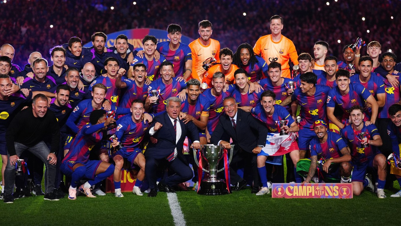 Futbalisti Barcelony oslavujú titul.