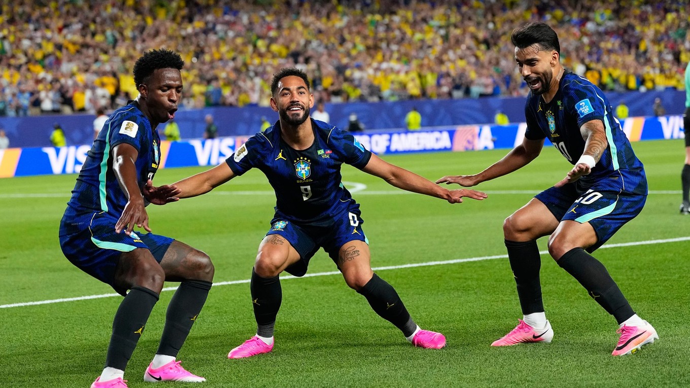 Brazílsky futbalista Matheus Cunha (9) oslavuje svoj druhý gól tímu spolu s Viníciusom Júniorom (7) a Lucasom Paquetom (20) počas zápasu skupiny C.