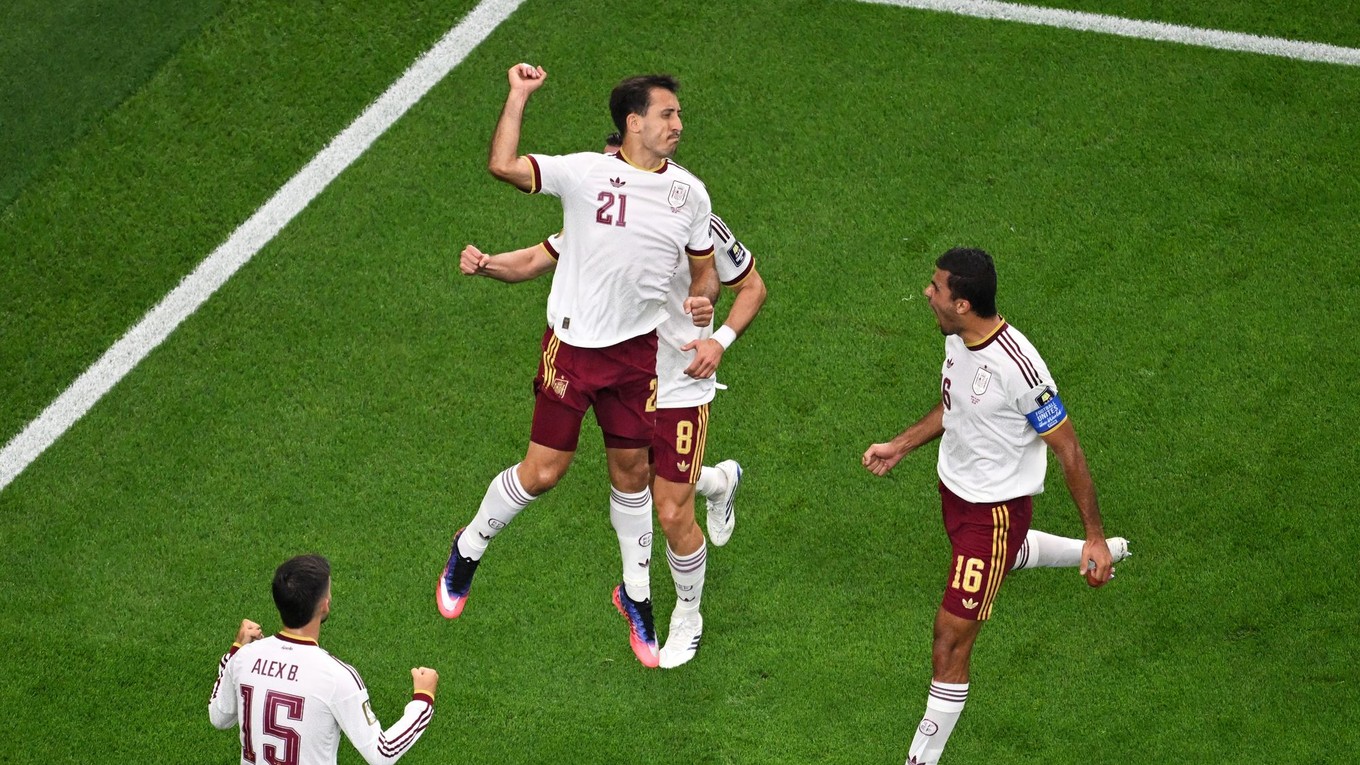 Španiel Mikel Oyarzabal (21) oslavuje strelenie prvého gólu z pokutového kopu počas semifinálového zápasu majstrovstiev sveta vo futbale proti Francúzsku.