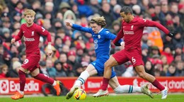 Hráč Chelsea Conor Gallagher bojuje o loptu s Thiagom z Liverpoolu.