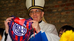 Pápež František s logom svojho obľúbeného klubu San Lorenzo