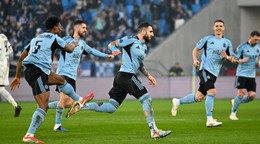 Na snímke uprostred Tigran Barseghjan (Slovan) sa raduje po strelení gólu.
