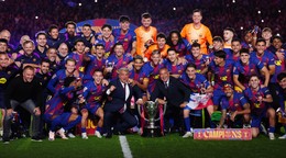 Futbalisti Barcelony oslavujú titul.