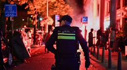 Fanúšikovia Maroka zapaľujú svetlice po štvrťfinálovom zápase majstrovstiev sveta vo futbale medzi Francúzskom a Marokom.