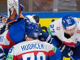 Zľava brankár Stanislav Škorvánek, Libor Hudáček a v pozadí Marek Hrivík sa tešia po víťazstve 2:1 v zápase Slovensko - Lotyšsko na MS v hokeji 2023.