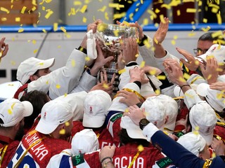 Českí hokejisti sa tešia z titulu majstra sveta na MS v hokeji 2024. 