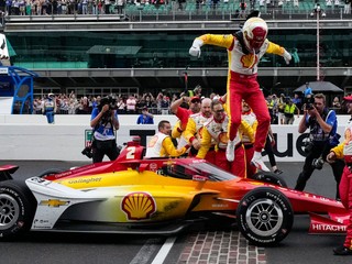 Josef Newgarden oslavuje víťazstvo na pretekoch Indy 500