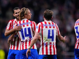 Slovenský futbalista Dávid Hancko (druhý zľava) so spoluhráčmi s Atlética Madrid.