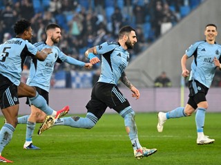 Na snímke uprostred Tigran Barseghjan (Slovan) sa raduje po strelení gólu.